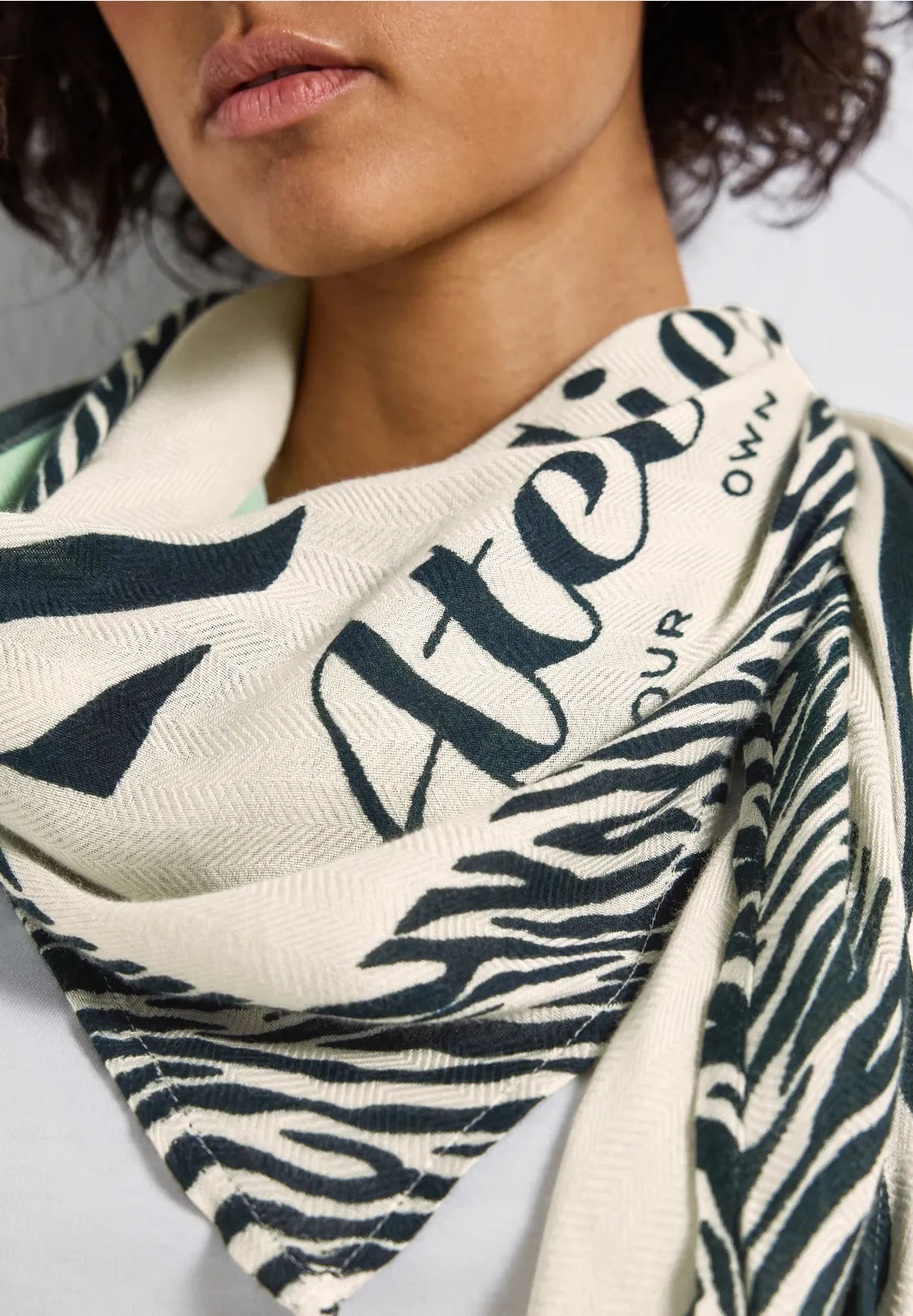 SAMIRA SCARF