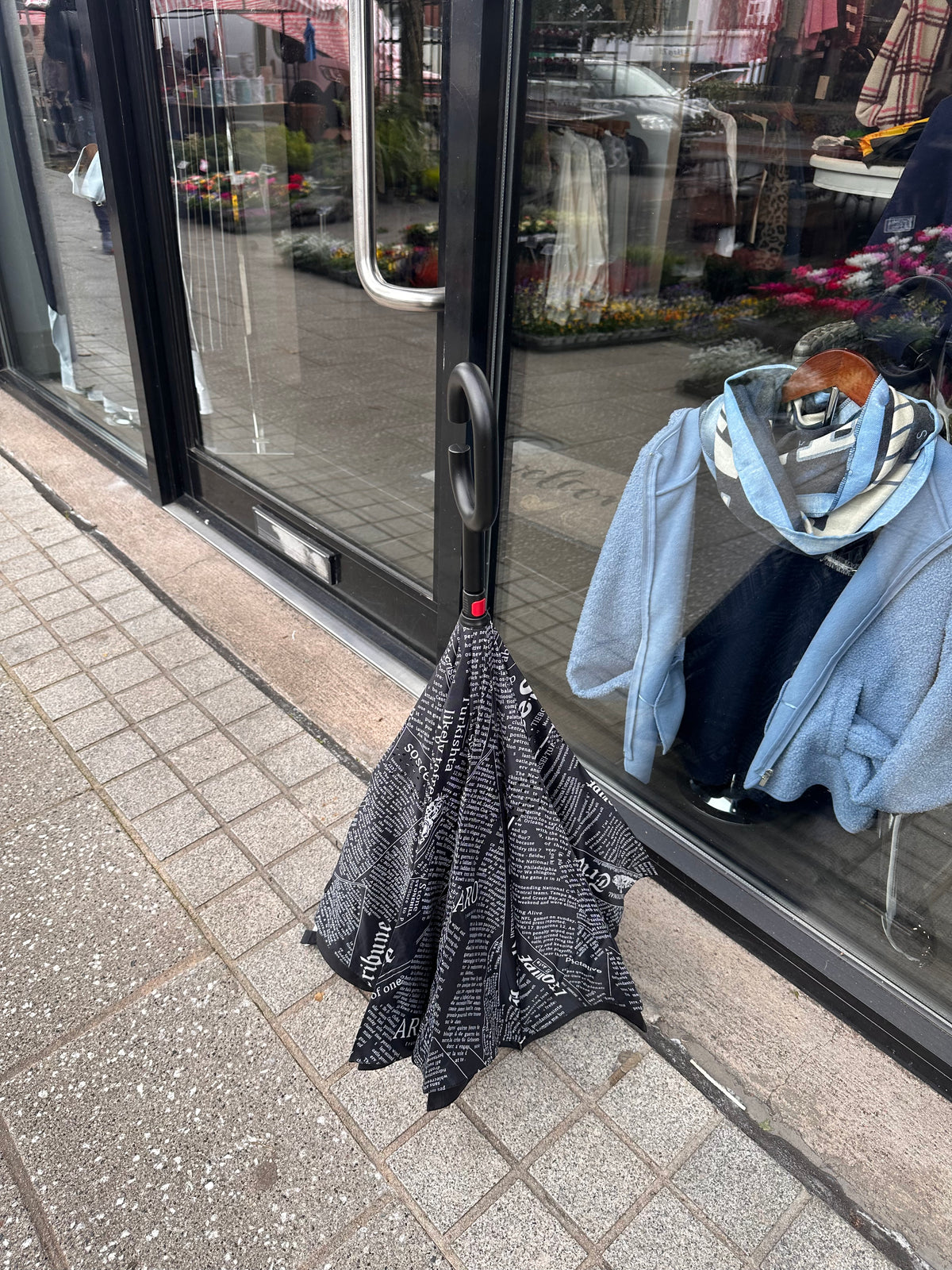 BLACK UMBRELLA