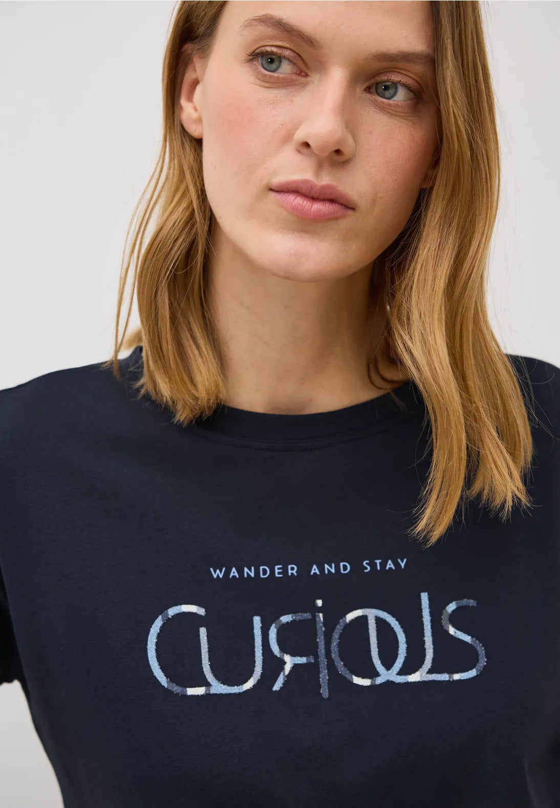CURIOUS NAVY TEE