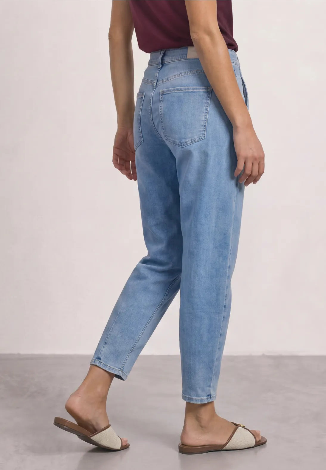 CAROLINE JEAN