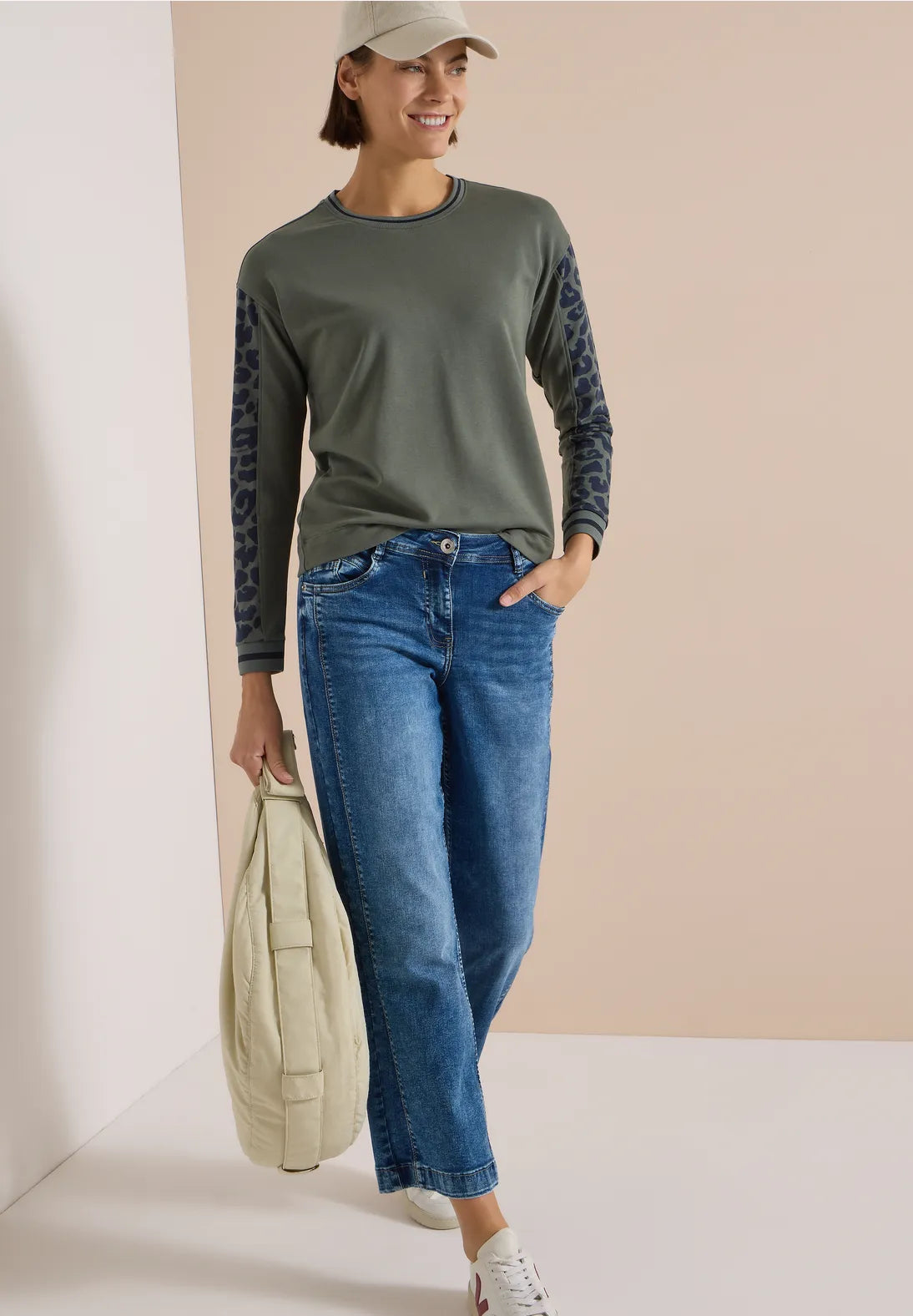 LOIS OLIVE SWEATER
