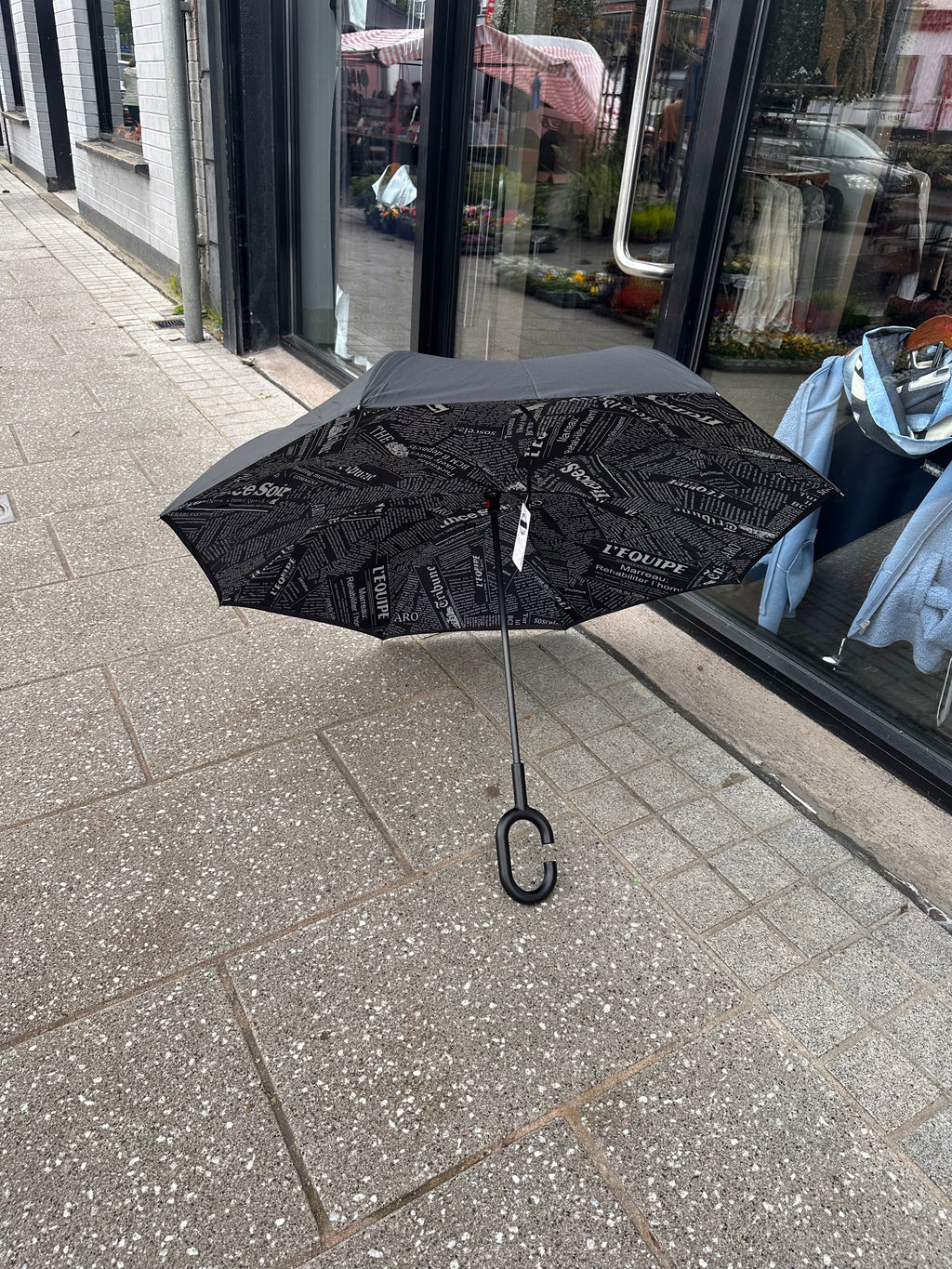 BLACK UMBRELLA